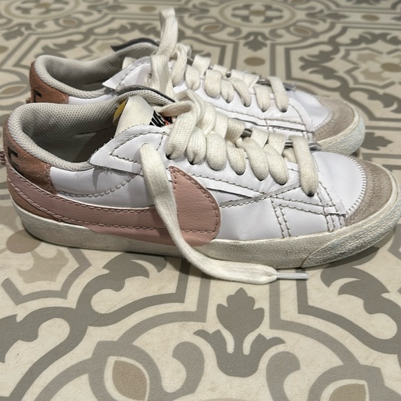 Nike Women’s Shoes 8.5 EUC - Picture 1 of 7